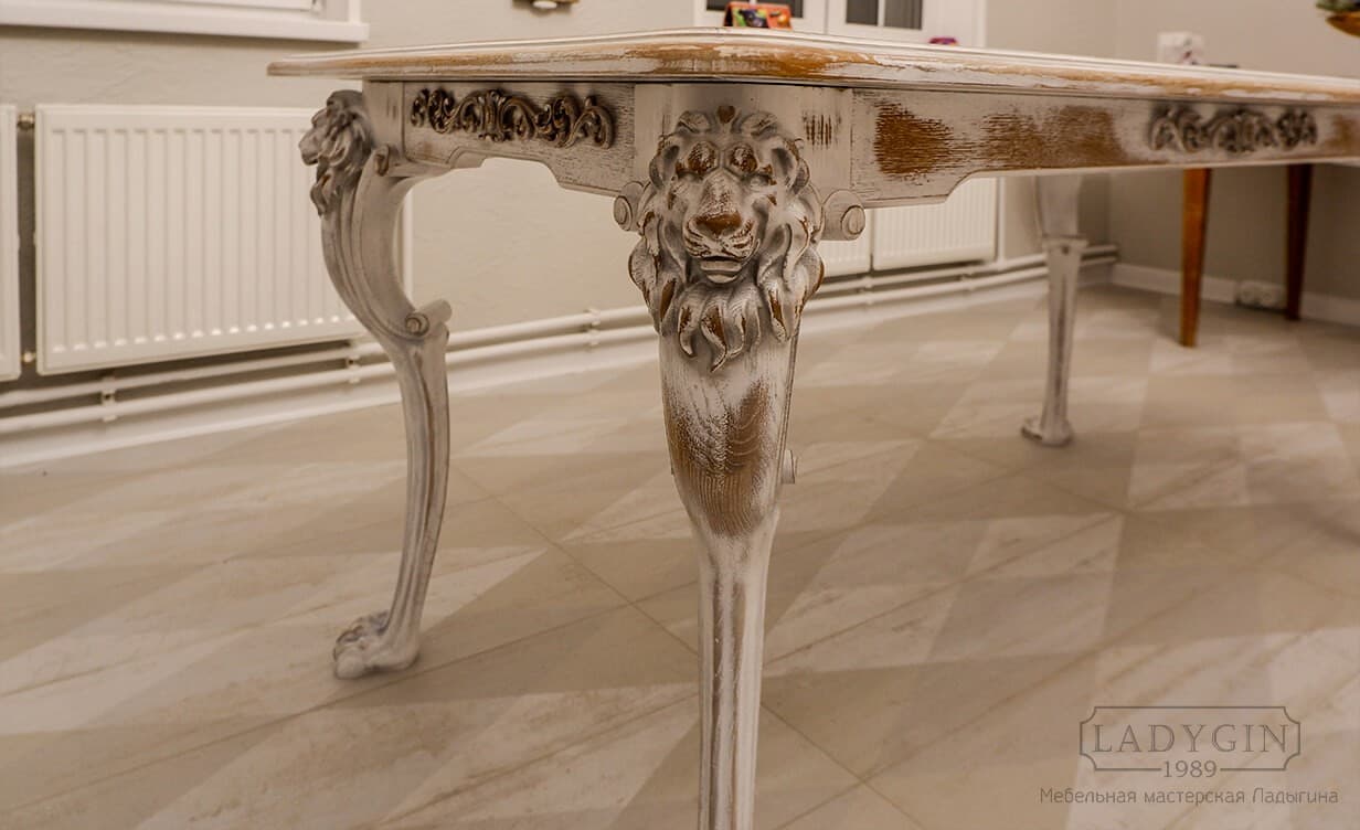 Резные ножки-лапы белого кухонного стола из массива дуба в классическом стиле фото
