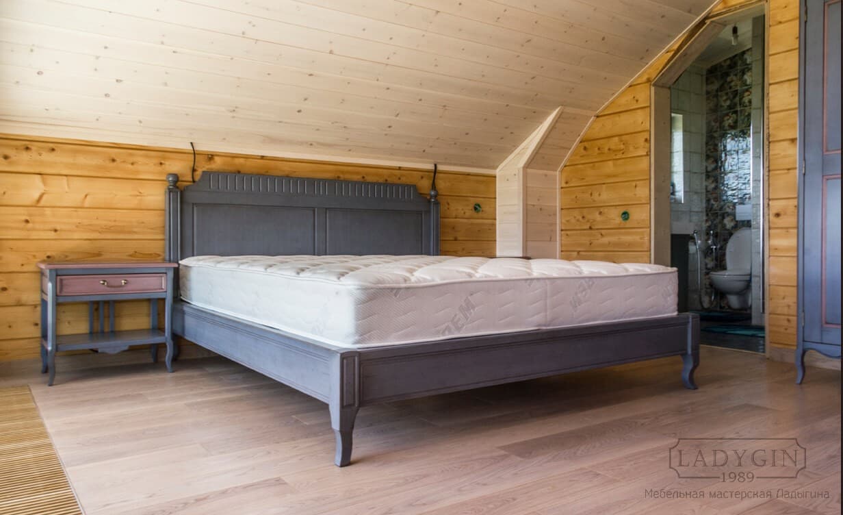 Синяя деревянная двуспальная кровать с высоким изголовьем без изножья в классическом французском стиле фото