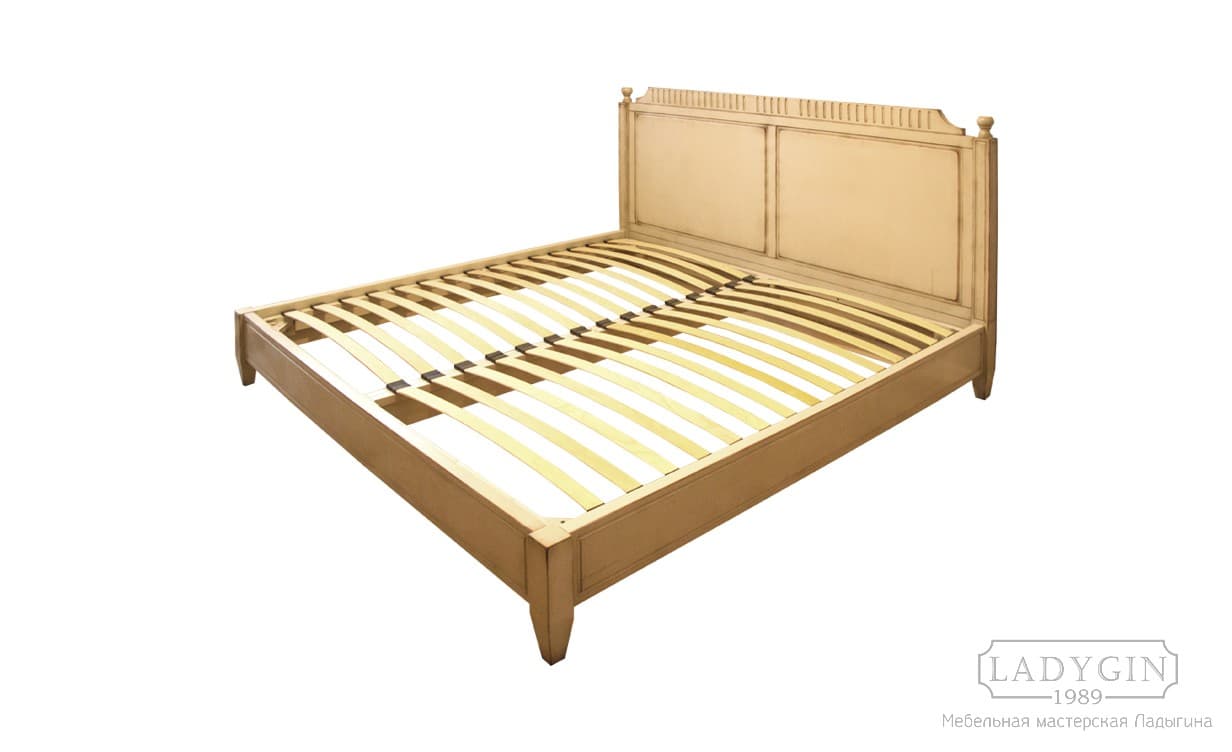 Деревянная двуспальная кровать с высоким изголовьем без изножья в классическом французском стиле фото
