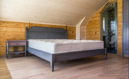 Винтажная двуспальная кровать из дерева с высоким изголовьем на заказ - 4