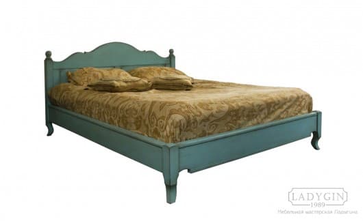 Голубая двуспальная кровать из массива дерева в стиле прованс с высоким резным изголовьем фото
