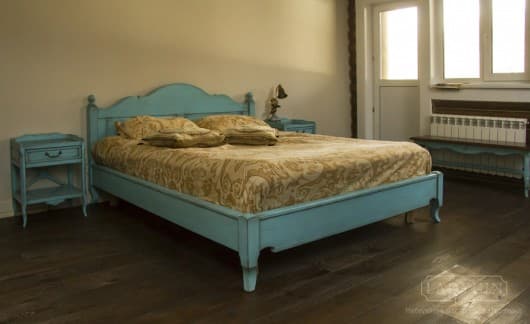 Бирюзовая двуспальная кровать из массива дерева в стиле прованс с высоким резным изголовьем в интерьере спальни фото
