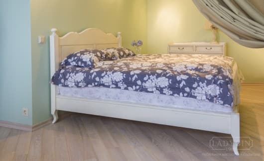 Белая двуспальная кровать из массива дерева в стиле прованс с высоким резным изголовьем в интерьере спальни фото