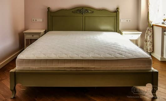 Зелёная двуспальная кровать из массива дерева в стиле прованс с высоким резным изголовьем в интерьере спальни фото