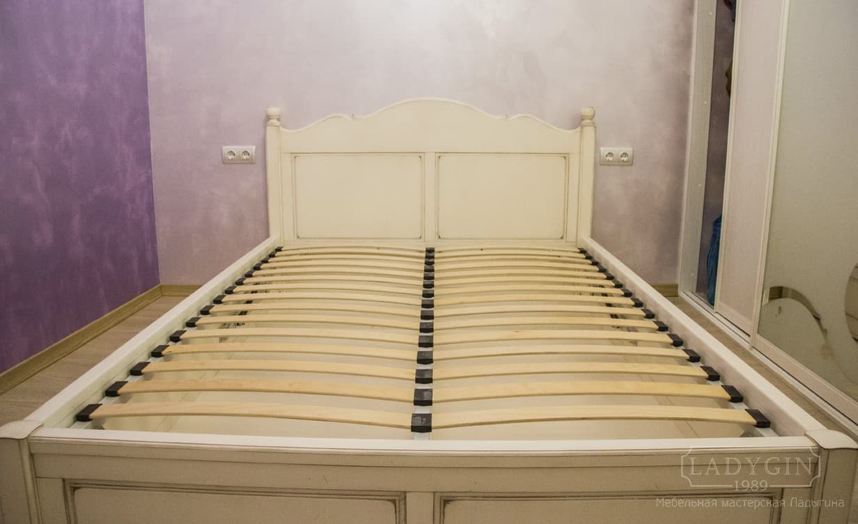 Белая двуспальная кровать с подъёмным механизмом и изголовьем в стиле прованс фото