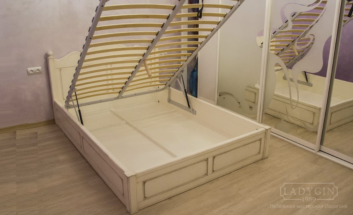 Пневматический подъёмный механизм белой двуспальной кровати с изголовьем из массива дерева в стиле прованс фото