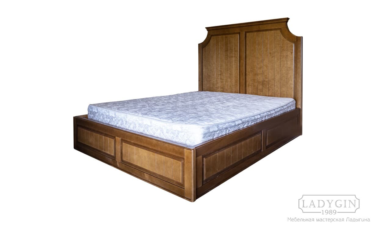 Деревянная двуспальная кровать в стиле прованс на подиуме с высоким изголовьем фото