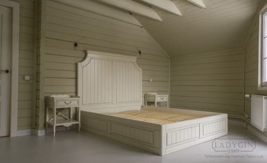 Белая деревянная двуспальная кровать в стиле прованс на подиуме с высоким изголовьем в интерьере спальни фото