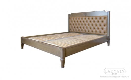 Двуспальная кровать из массива дерева с мягким высоким изголовьем из экокожи во французском стиле фото