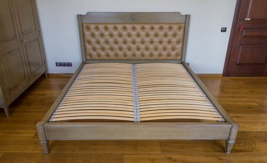 Деревянная двуспальная кровать с мягким высоким изголовьем из экокожи во французском стиле в интерьере комнаты фото