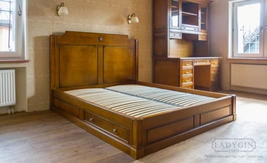 Двуспальная кровать из массива дерева с ящиками и высоким изголовьем на заказ - 5