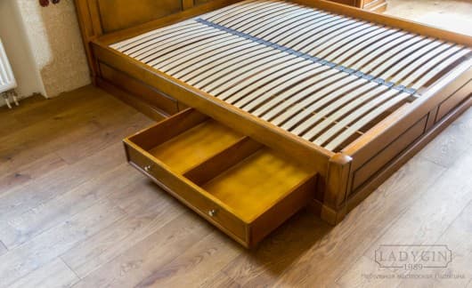 Двуспальная кровать из массива дерева с ящиками и высоким изголовьем на заказ - 7