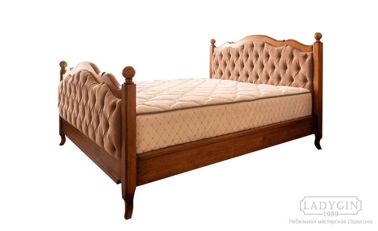 Деревянная двуспальная кровать в стиле прованс с мягким изголовьем и изножьем фото