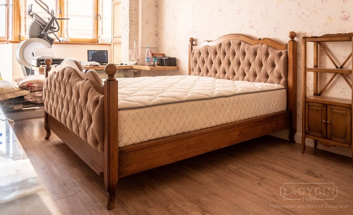 Деревянная двуспальная кровать в стиле прованс с мягким изголовьем и изножьем в интерьере фото