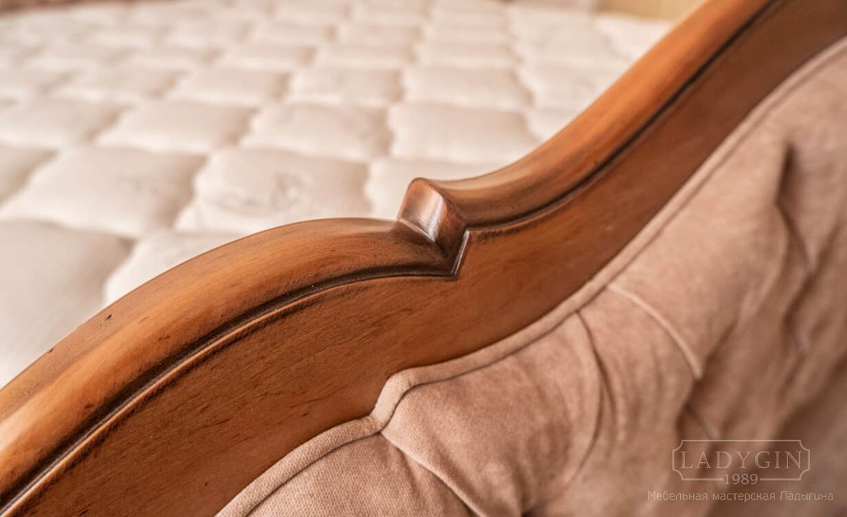 Резное изножье двуспальной кровати из массива дерева в стиле прованс с мягким изголовьем и изножьем фото