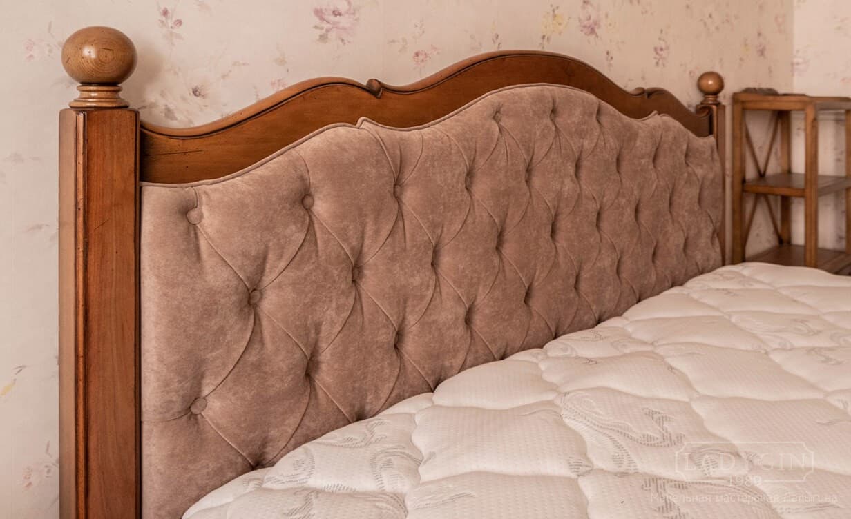 Высокое мягкое изголовье двуспальной кровати из массива дерева в стиле прованс с изголовьем и изножьем фото