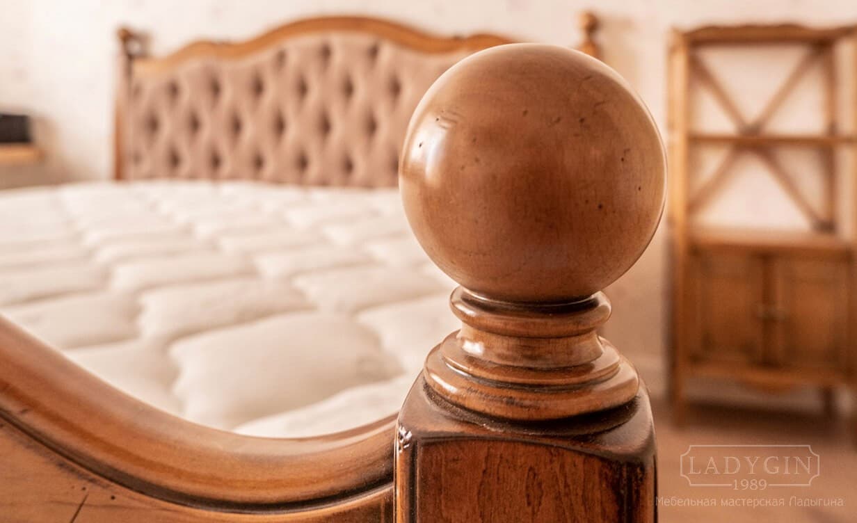 Декоративные элементы изножья двуспальной кровати из массива дерева в стиле прованс с мягким изголовьем и изножьем фото