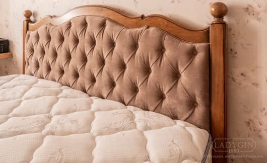 Каретная обтяжка изголовья двуспальной кровати из массива дерева в стиле прованс с мягким изголовьем и изножьем фото