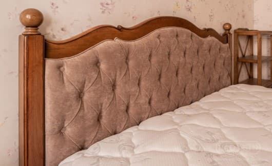 Деревянная винтажная двуспальная кровать с изножьем из массива на заказ - 8