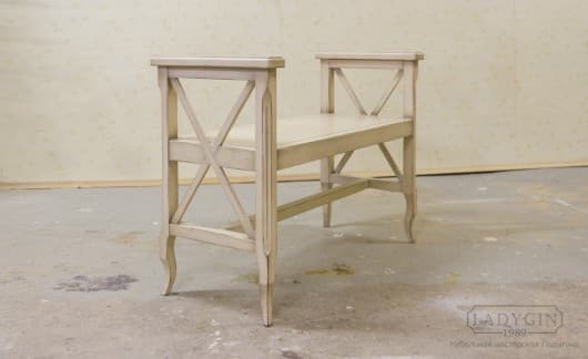 Белая деревянная банкетка-скамья с подлокотниками в стиле прованс фото