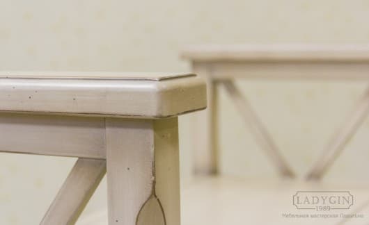 Резные подлокотники белой деревянной банкетки-скамье в стиле прованс фото