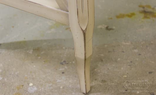 Резные ножки белой деревянной банкетки-скамье в стиле прованс с подлокотниками фото