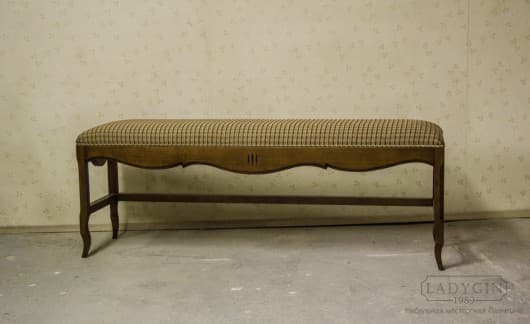 Классическая винтажная банкетка-скамья из массива дерева в стиле прованс с мягкой сидушкой фото