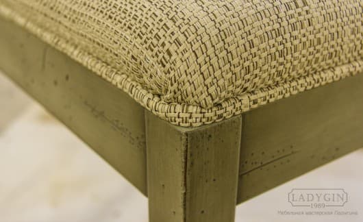 Обтяжка винтажной деревянной банкетки с мягким сиденьем во французском стиле фото