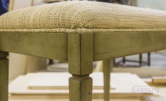 Классическая отделка винтажной деревянной банкетки с мягким сиденьем во французском стиле фото