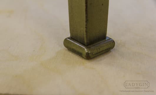 Резные основания ножек винтажной деревянной банкетки с мягким сиденьем во французском стиле фото