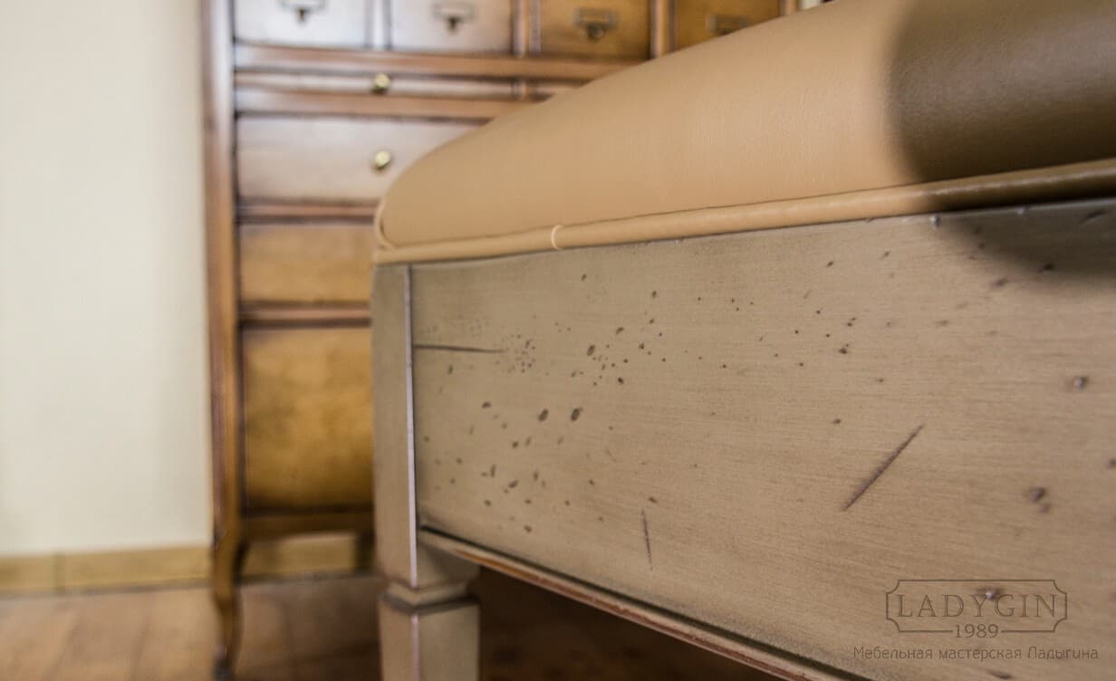 Антикварная отделка деревянной банкетки с мягким сиденьем из экокожи во французском стиле фото