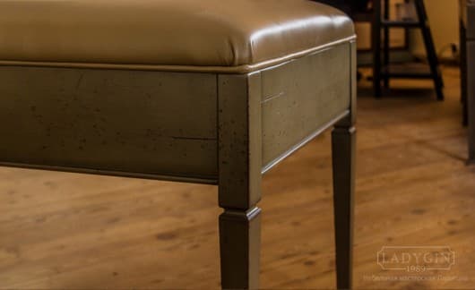 Отделка мягкого сиденья из экокожи на деревянной банкетке во французском стиле фото