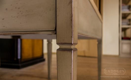 Резные ножки деревянной банкетки с мягким сиденьем из экокожи во французском стиле фото