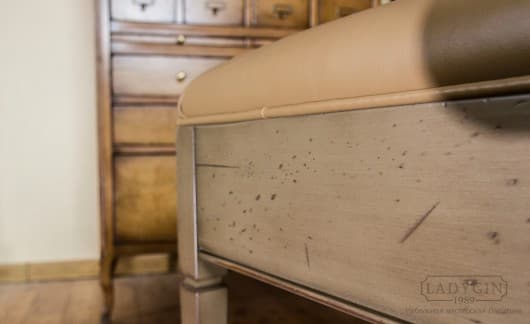 Деревянная банкетка с мягким сиденьем из экокожи для спальни на заказ - 8