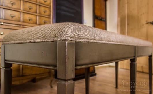 Коричневая длинная деревянная банкетка с мягким сиденьем во французском стиле фото