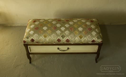 Деревянный пуф во французском стиле с выдвижным ящиком и мягким сиденьем обтянутым рельефной тканью фото