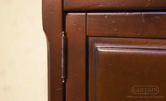 Антикварная отделка навесной полки из дерева в стиле прованс с дверками и открытыми секциями фото