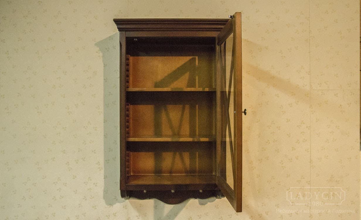 Внутреннее наполнение навесного шкафчика из массива дерева в стиле прованс со стеклянной дверкой фото