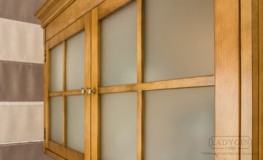 Стеклянные дверки закрытой деревянной настенной книжной полки в классическом французском стиле фото