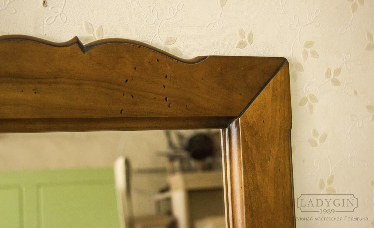 Резная коричневая рама узкого настенного зеркала в стиле прованс фото