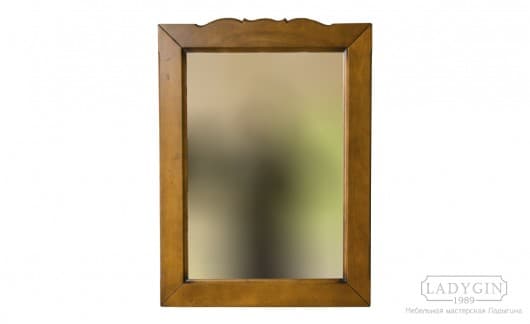 Узкое винтажное зеркало в стиле прованс с широкой деревянной рамой фото