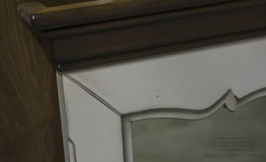 Резная белая рама зеркала в стиле прованс с карнизом фото