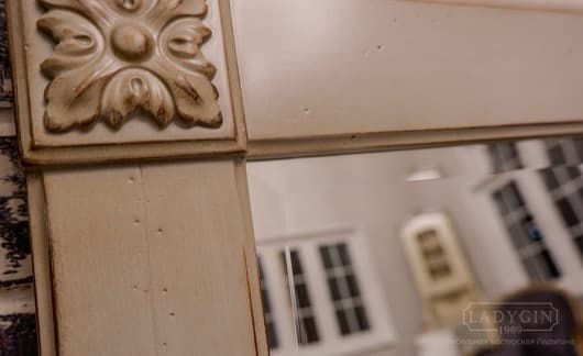 Широкая белая деревянная рама с резными элементами в стиле прованс фото