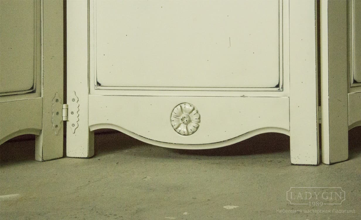 Резной элемент белой деревянной напольной ширмы в стиле прованс из 4-х секций фото