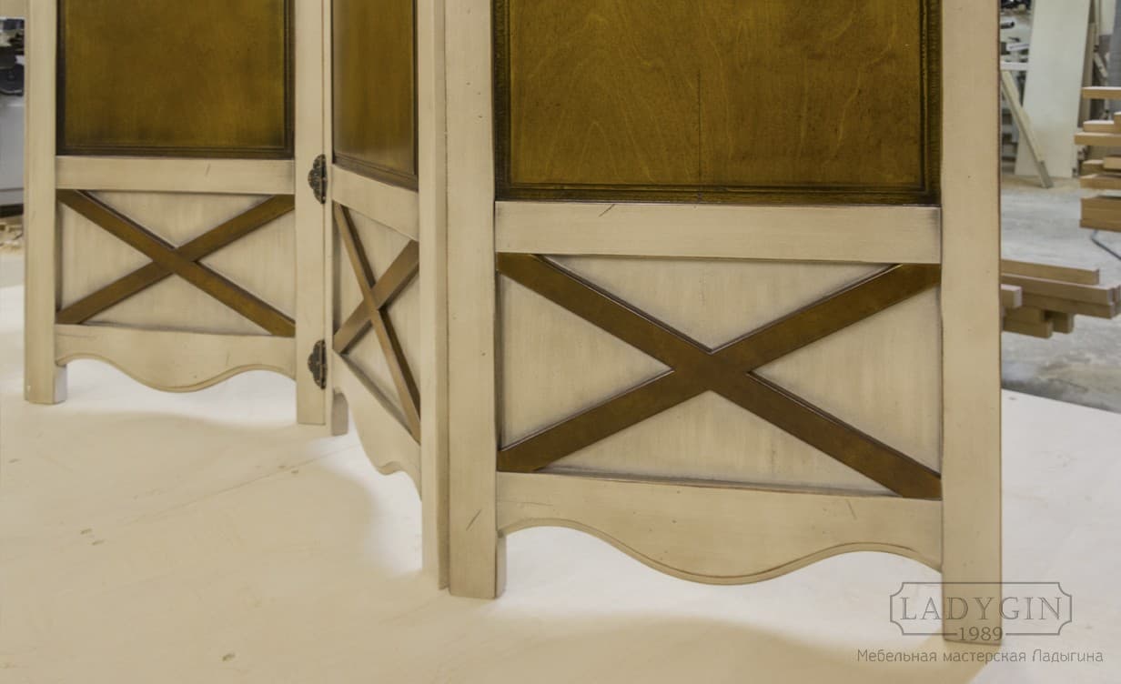 Декоративные перекрестия белой деревянной напольной ширмы в стиле прованс фото