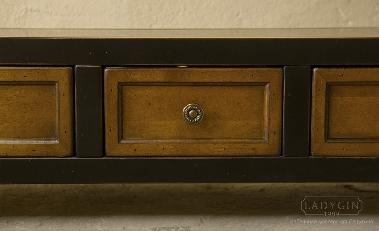 Латунная ручка чёрной низкой деревянной консоли под телевизор в стиле прованс фото