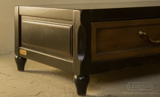 Резные ножки чёрной низкой деревянной консоли под телевизор в стиле прованс фото