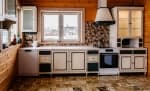 Кухонный гарнитур из дерева с направляющими в стиле прованс на заказ - 24