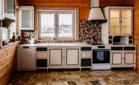 Кухонный гарнитур из дерева с направляющими в стиле прованс на заказ - 24