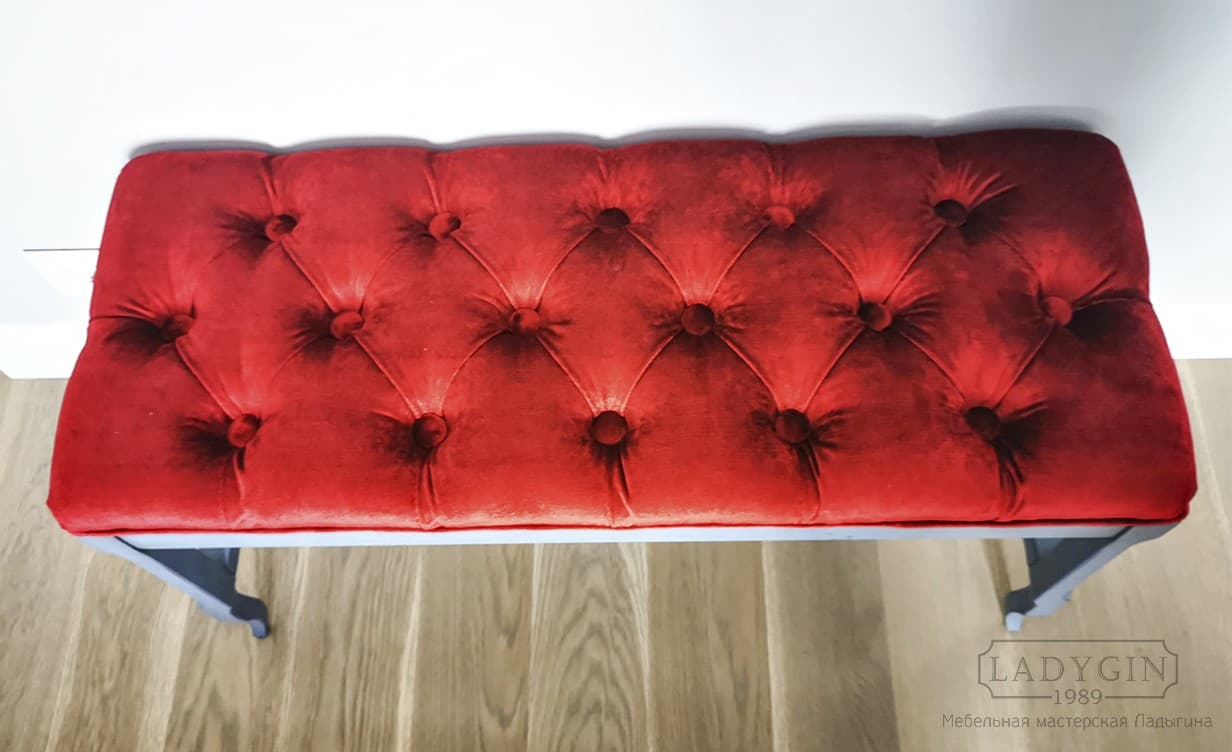 Мягкая красная сидушка с каретной стяжкой на голубой банкетке из дерева в стиле прованс фото